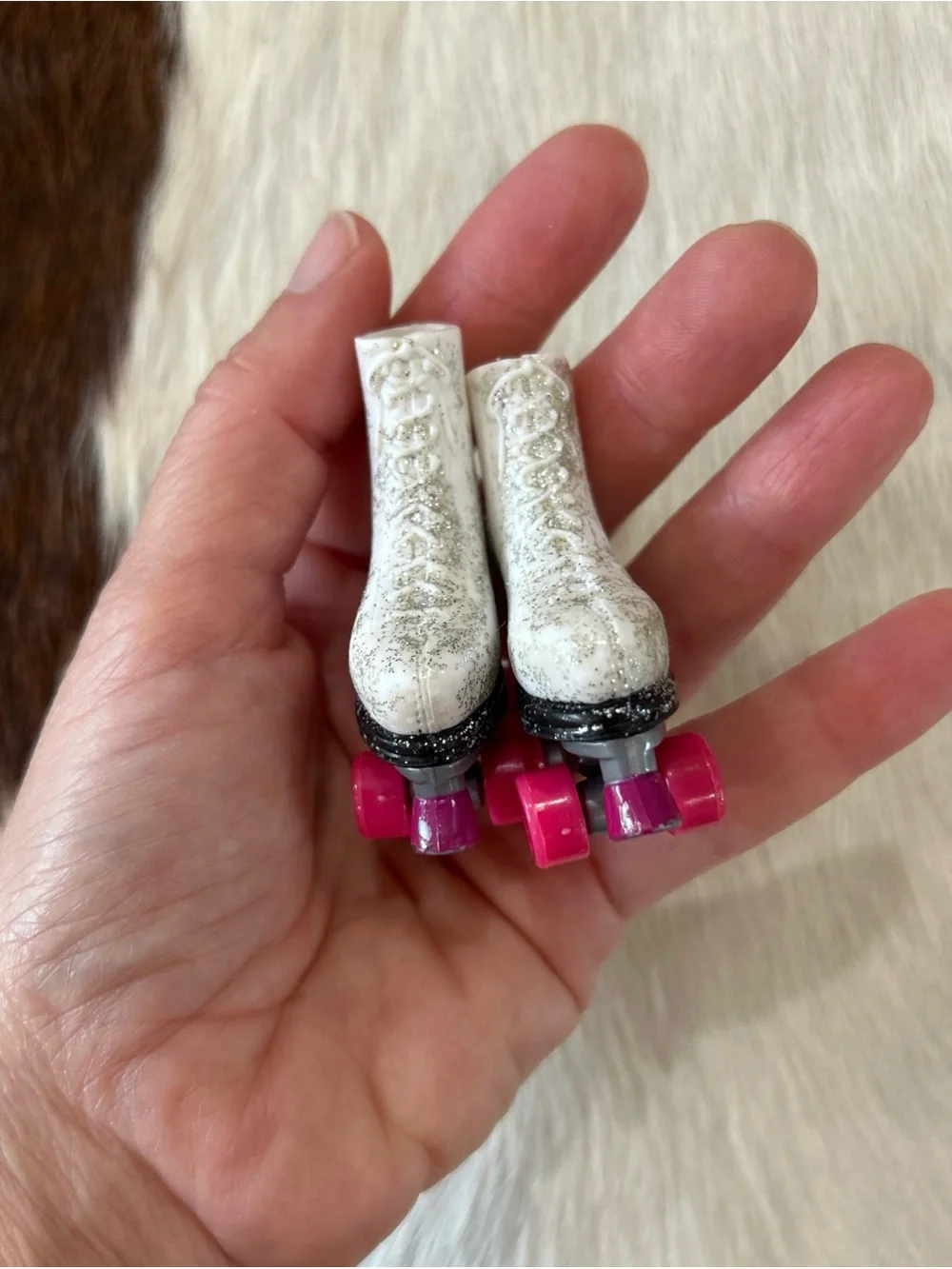 Bratz Doll Clothes Flashback Fever Yasmin White Pink Roller Skates Shoes
